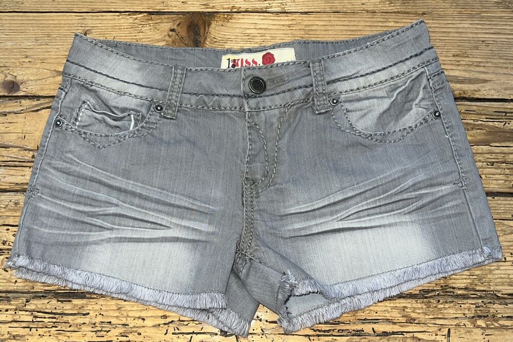 1st Kiss Women’s Size 7 Grey Mini Light Denim Shorts